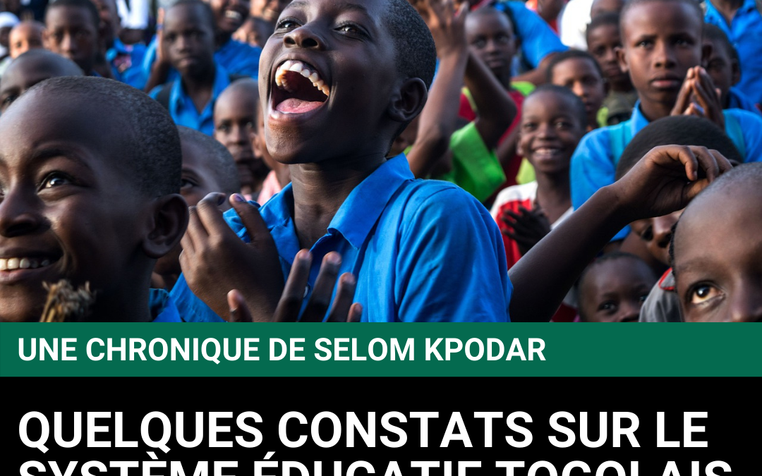 Des élèves devant une salle de classe en Afrique